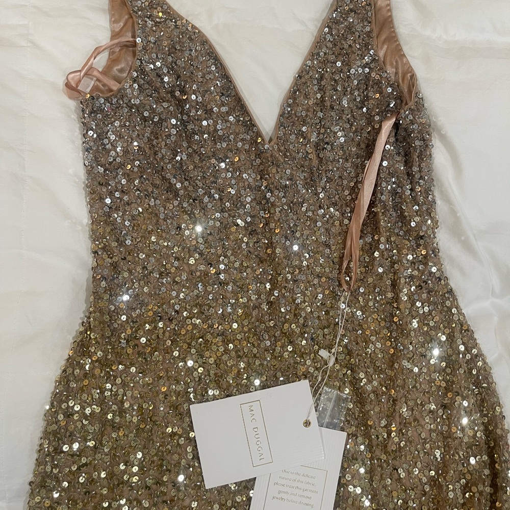 🚨SOLD 🚨MAC DUGGAL- Gold Sequined Sleeveless V Neck Side Slit Gown - Size 10 - Picture 5 of 5